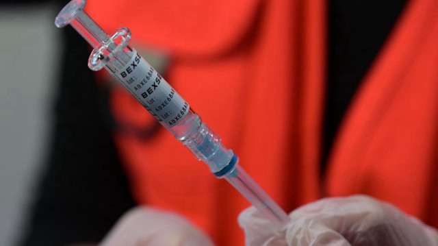 Un membre de la Croix-Rouge française tient une seringue avec un vaccin contre la méningite sur le campus de l'école de commerce de Rennes lors du lancement d'une campagne de vaccination contre la méningite à Rennes, dans l'ouest de la France, le 3 mars 2025.