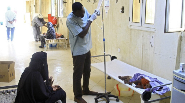 Un médecin soigne un enfant souffrant du choléra dans un centre d'isolement rural à Wad Al-Hilu, dans l'État de Kassala, dans l'est du Soudan.