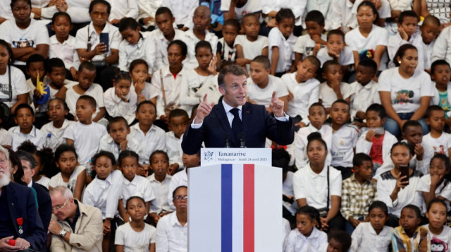 Le président français Emmanuel Macron s'exprime à l'association Akamasoa du père Pedro à Antananarivo, le 24 avril 2025.