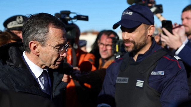 Le ministre français de l'Intérieur, Bruno Retailleau (à droite), s'adresse à un douanier français alors qu'il arrive pour une visite d'inspection des mesures de sécurité publique à Marseille, dans le sud de la France, le 24 avril 2025.