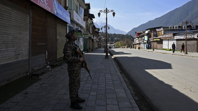 Un soldat indien monte la garde après une attaque à Pahalgam, à environ 90 km de Srinagar, le 23 avril 2025. Les forces de sécurité indiennes au Cachemire ont mené une vaste chasse à l'homme le 23 avril, un jour après que des hommes armés ont ouvert le feu sur des touristes, tuant 26 personnes dans l'attaque la plus meurtrière contre des civils dans la région depuis 2000.