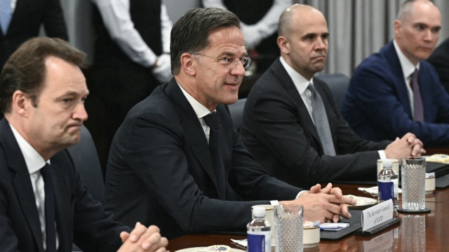 Le secrétaire général de l'OTAN, Mark Rutte (2e à gauche), s'exprime lors d'une réunion bilatérale avec le secrétaire américain à la Défense, Pete Hegseth, au Pentagone à Washington, DC, le 24 avril 2025. M. Rutte est à Washington du 24 au 25 avril et a prévu des réunions avec M. Hegseth, le secrétaire d'État américain Marco Rubio et le conseiller à la sécurité nationale Mike Waltz.