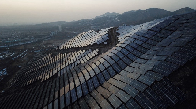 Des panneaux solaires à flanc de colline à Xuanhua, à Zhangjiakou, dans la province de Hebei, au nord de la Chine.
