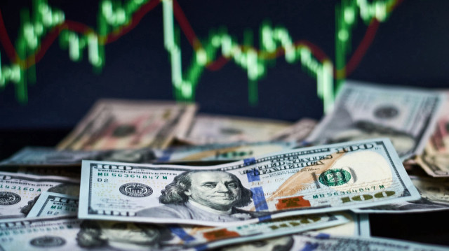 İstanbul serbest piyasada dolar 38,4220 liradan, avro 43,6450 liradan satılıyor.