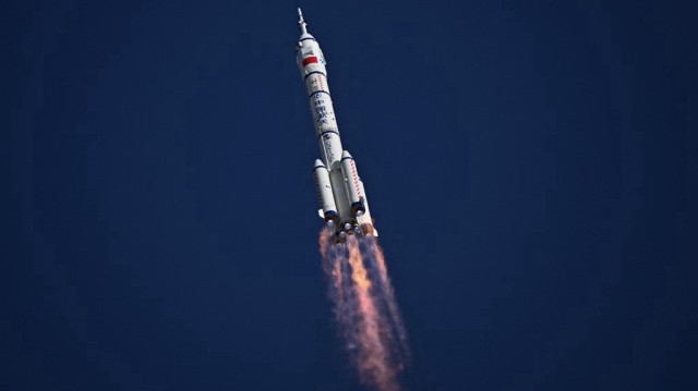 Une fusée Longue Marche-2F, transportant le vaisseau spatial Shenzhou-20 et un équipage de trois astronautes, décolle du centre de lancement de satellites de Jiuquan, dans le désert de Gobi, au nord-ouest de la Chine, le 24 avril 2025.