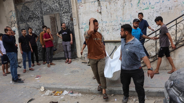 Des Palestiniens transportent le corps d'une victime suite aux frappes israéliennes qui ont touché des appartements dans un immeuble résidentiel de la rue Yarmuk de la ville de Gaza, le 24 avril 2025.