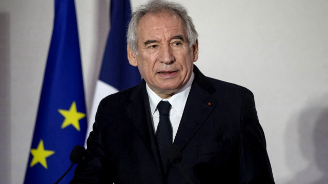 Le Premier ministre français François Bayrou donne une conférence de presse sur le thème des déserts médicaux à Puycapel, dans le sud de la France, le 25 avril 2025.