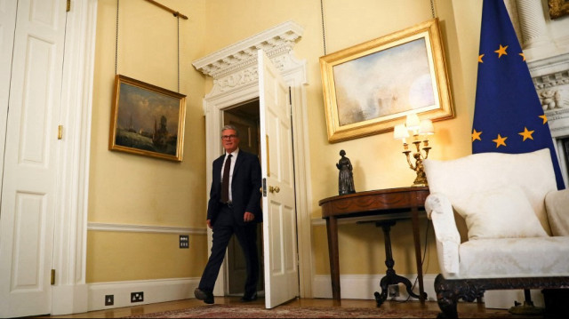 Le Premier ministre britannique Keir Starmer passe devant un drapeau de l'UE alors qu'il arrive avec la présidente de la Commission européenne Ursula von der Leyen (invisible) pour leur réunion au 10 Downing Street, dans le centre de Londres, le 24 avril 2025.