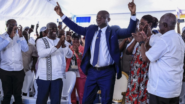 Le chef de la junte gabonaise, Brice Oligui Nguema (C), célèbre sa victoire à l'élection présidentielle, au siège de sa campagne électorale à Libreville, le 13 avril 2025.