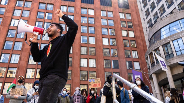 Le militant et organisateur Abdullah Akl s'exprime alors que des étudiants de l'université de New York installent un campement de tentes "Liberated Zone" sur la Gould Plaza de la NYU Stern School of Business, le 22 avril 2024 à New York.