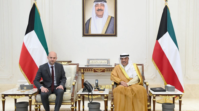 Le ministre français de l’Europe et des Affaires étrangères Jean-Noël Barrot et le prince héritier Cheikh Sabah Al-Khaled Al-Hamad Al-Sabah.