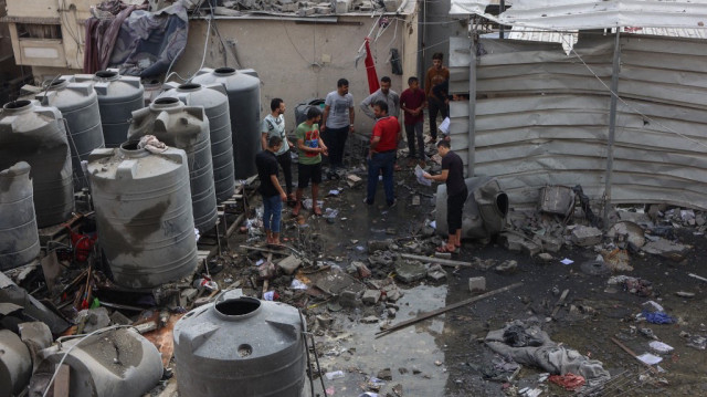 Des Palestiniens inspectent les dégâts causés par les frappes israéliennes sur des appartements dans un immeuble résidentiel de la rue Yarmuk à Gaza City, le 24 avril 2025.