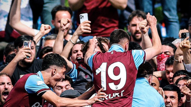 Trabzonsporlu futbolcular galibiyeti taraftarıyla kutladı.