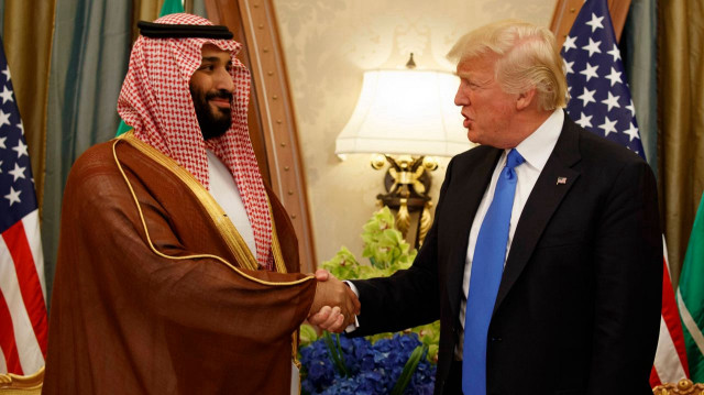 Президент США Дональд Трамп пожимает руку наследному принцу Саудовской Аравии Мухаммеду бен Салману во время двусторонней встречи в Эр-Рияде, Саудовская Аравия, 20 мая 2017 года.