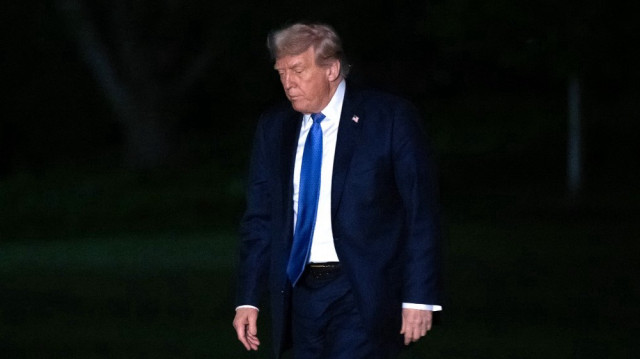 Le président américain Donald Trump quitte Marine One après son arrivée sur la pelouse sud de la Maison Blanche à Washington, DC, le 24 avril 2025, alors qu'il revient après avoir assisté à un dîner dans son club en Virginie.