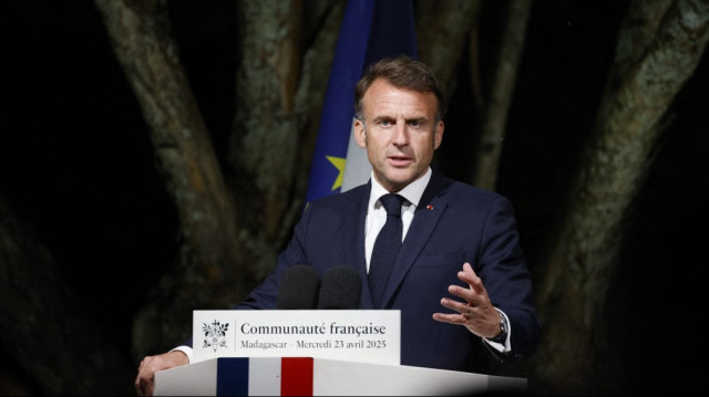 Le président français Emmanuel Macron s'exprime lors d'une rencontre avec la communauté française à la résidence de l'ambassadeur de France à Antananarivo, le 23 avril 2025.