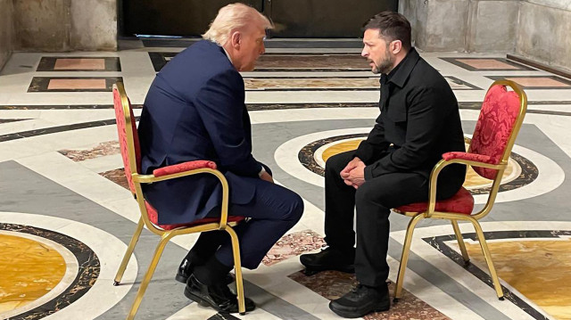 Sur cette photo prise et diffusée par le ministère ukrainien des Affaires étrangères le 26 avril 2025, le président ukrainien Volodymyr Zelensky (à droite) rencontre le président américain Donald Trump (à gauche) en marge des funérailles du pape François à la basilique Saint-Pierre au Vatican.