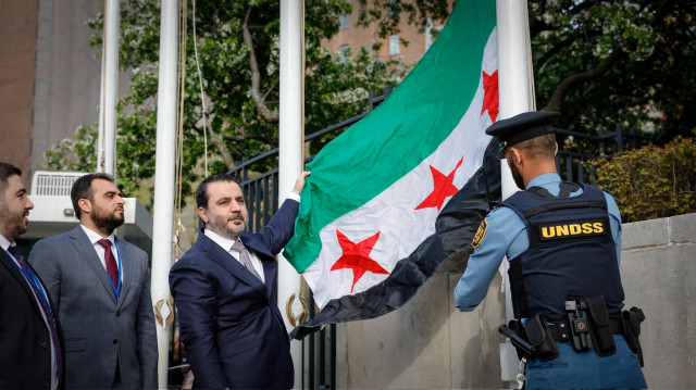 La cérémonie de lever du drapeau s'est déroulée en présence du ministre syrien des affaires étrangères, Assad Hassan Shaybani, ainsi que de l'envoyé spécial des Nations unies pour la Syrie, Geir O. Pedersen, de plusieurs représentants permanents et de représentants de la société civile syrienne aux États-Unis. "Le drapeau qui flotte aujourd'hui sur les Nations unies ne symbolise pas seulement un pays, mais la volonté d'un peuple qui s'est battu avec détermination, qui refuse de se rendre et qui croit que la liberté et la justice ne sont pas un luxe, mais un droit qui doit être atteint", a déclaré M. Shaybani dans un communiqué. "Au nom de la République arabe syrienne, je suis ici à un moment historique plein d'honneur pour faire flotter le nouveau drapeau syrien pour la première fois dans l'arène internationale, alors que nous fermons un chapitre douloureux de notre histoire".