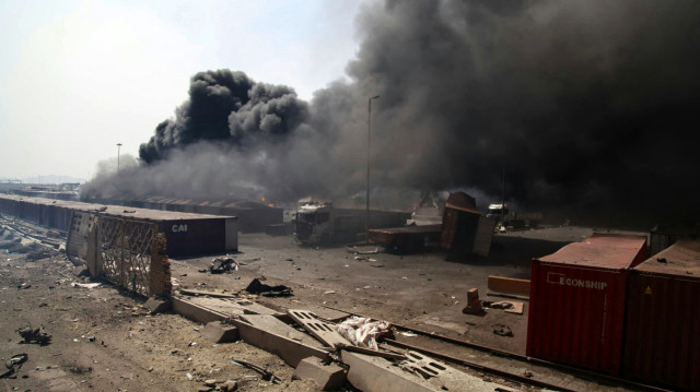 Une épaisse fumée noire s'élève à la suite d'une explosion au quai du port Shahid Rajaee, au sud-ouest de Bandar Abbas, dans la province iranienne d'Hormozgan, le 26 avril 2025. Plusieurs conteneurs ont explosé le 26 avril dans le plus grand port commercial d'Iran, ont déclaré les autorités, provoquant une forte explosion et un incendie, et faisant des centaines de blessés. Shahid Rajaee, situé à plus de 1 000 kilomètres (620 miles) au sud de la capitale, est le port à conteneurs le plus avancé d'Iran, selon l'agence de presse officielle IRNA.