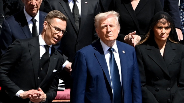 Le président finlandais Alexander Stubb s'entretient avec le président américain Donald Trump et son épouse Melania Trump alors qu'ils observent le cercueil du pape François lors de la cérémonie funéraire sur la place Saint-Pierre au Vatican, le 26 avril 2025.