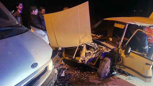 Kazada otomobil adeta hurdaya döndü.