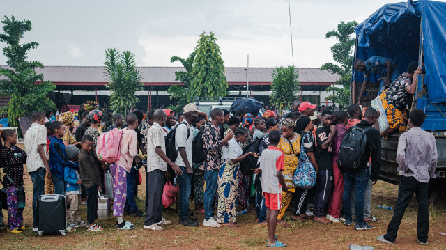 Des réfugiés congolais déplacés par les affrontements en cours dans l'est de la République démocratique du Congo montent dans des camions à leur arrivée au camp de réfugiés de Rugombo, le 17 février 2025. Le 16 février 2025, des colonnes de combattants du M23 alliés aux troupes rwandaises sont entrées dans le centre d'une autre ville clé de l'est de la République démocratique du Congo. L'Union africaine a souligné les craintes croissantes d'un éclatement du pays déchiré par les conflits, car des dizaines de personnes ont fui depuis que les combattants ont atteint les quartiers périphériques de Bukavu, capitale de la province du Sud-Kivu, le 14 février 2025.