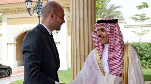 Le ministre saoudien des Affaires étrangères, le prince Faisal bin Farhan al-Saud (à droite), reçoit son homologue français Jean-Noël Barrot avant leur rencontre à Riyad, le 25 avril 2025.