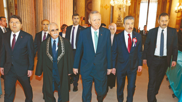 Cuma namazını Üsküdar’daki Hz. Ali Camii’nde kılan Erdoğan, daha sonra Dolmabahçe Sarayı’nda düzenlenen Anayasa Mahkemesi’nin 63. kuruluş yıl dönümü programına katıldı.