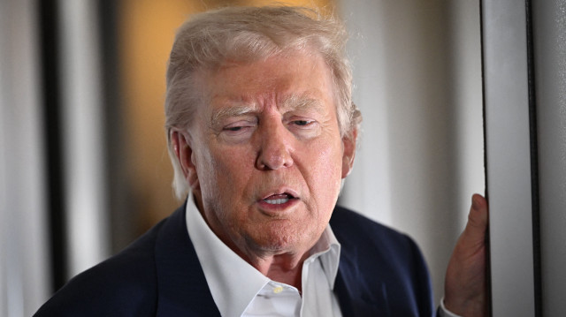 Le président américain Donald Trump s'adresse aux journalistes à bord d'Air Force One en route vers Rome le 25 avril 2025 pour assister aux funérailles du pape François.