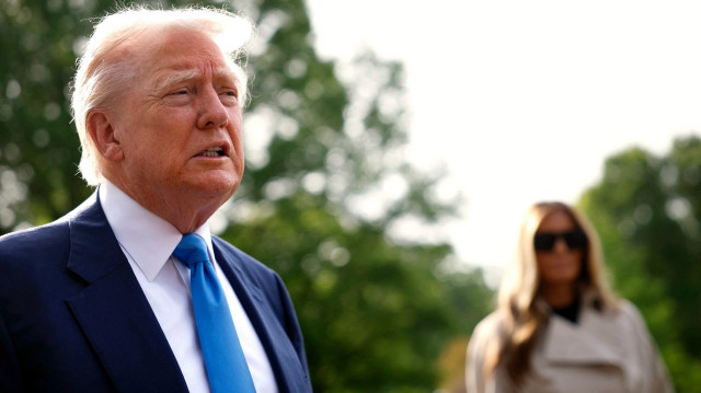 Le président américain Donald Trump s'adresse aux journalistes à bord d'Air Force One, en route pour Rome, Italie, le 25 avril 2025. Trump se rend à Rome pour assister aux funérailles du pape François, le 25 avril 2025. Le président des États-Unis, Donald Trump, s'adresse aux médias en compagnie de la première dame, Melania Trump, au moment où ils quittent la Maison-Blanche, le 25 avril 2025, à Washington, DC. Le président Trump et la première dame se rendent à Rome pour assister aux funérailles du pape François. 