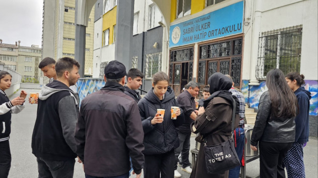 İstanbul'da deprem sonrası okullar vatandaşların kullanımına açıldı.