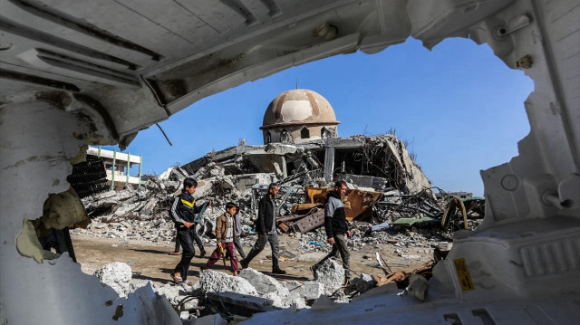 İsrail, Gazze'nin doğu kesimlerini ve Refah'ın batısını yoğun şekilde bombalıyor.