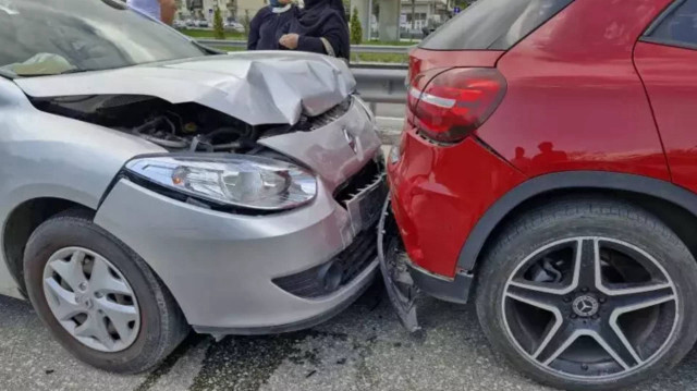 Kocaeli'nin İzmit ilçesinde zincirleme trafik kazasında üç kişi yaralandı.