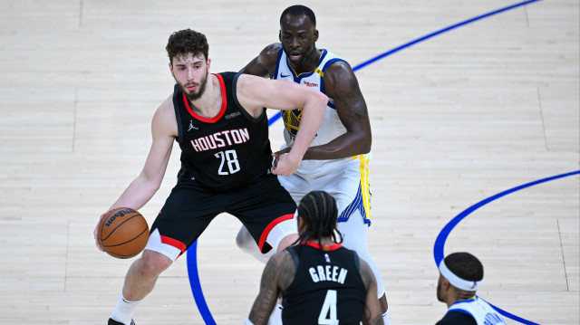 Amerikan Basketbol Ligi (NBA) play-off'larında Houston Rockets ve Golden State Warriors takımları San Francisco'daki Chase Center'da karşı karşıya geldi. Bir pozisyonda Houston Rockets takımı oyuncusu Alperen Şengün (28) rakibi Draymond Green (23) ile mücadele etti.