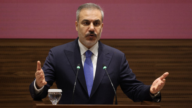 Le ministre turc des Affaires étrangères, Hakan Fidan, donne une conférence de presse conjointe avec le premier ministre et le ministre des Affaires étrangères du Qatar à l'annexe Amiri Diwan à Doha, le 27 avril 2025.