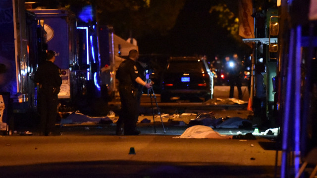 La police de Vancouver enquête sur la scène de crime après qu'un homme a foncé sur des piétons lors du festival annuel Lapu Lapu célébrant la culture philippine, à l'angle de la 43e avenue et de Fraser, dans le sud de Vancouver, le 26 avril 2025. La police canadienne a arrêté un homme le 26 avril après qu'une voiture a foncé sur une fête de rue dans la ville de Vancouver, à l'ouest du pays, tuant plusieurs personnes. Les autorités ont déclaré que l'incident s'était produit peu après 20h00 (0300 GMT dimanche) dans le quartier Sunset on Fraser de Vancouver, alors que des membres de la communauté philippine s'étaient rassemblés pour célébrer le Lapu Lapu Day.