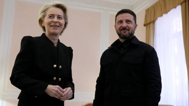 La présidente de la Commission européenne Ursula von der Leyen (G) marche avec le président ukrainien Volodymyr Zelensky avant une réunion bilatérale en marge des funérailles du pape François, à Rome, le 26 avril 2025.