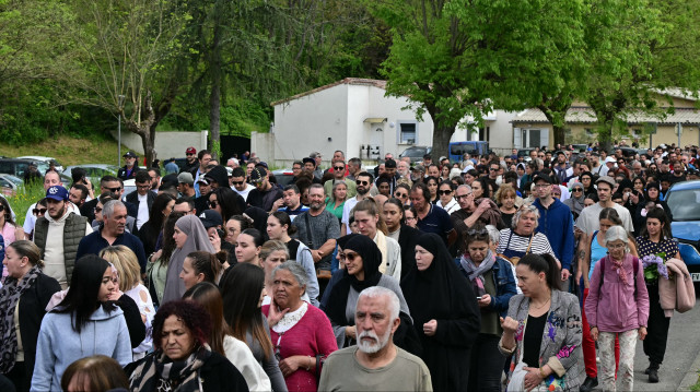Des personnes défilent à La Grand-Combe, dans le sud de la France, le 27 avril 2025, pour rendre hommage à Aboubakar, un fidèle tué de plusieurs dizaines de coups de couteau à l'intérieur de la mosquée Khadija de La Grand-Combe le 25 avril. Quarante-huit heures après l'assassinat d'Aboubakar, un fidèle musulman tué de plusieurs dizaines de coups de couteau le 25 avril 2025 dans la mosquée de la petite commune de La Grand-Combe, dans le sud de la France, son meurtrier, un homme d'une vingtaine d'années "potentiellement extrêmement dangereux", était toujours en fuite le 27 avril 2025.