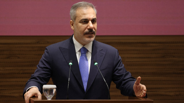 Le ministre turc des Affaires étrangères, Hakan Fidan, donne une conférence de presse conjointe avec le premier ministre et le ministre des Affaires étrangères du Qatar à l'annexe Amiri Diwan à Doha, le 27 avril 2025.