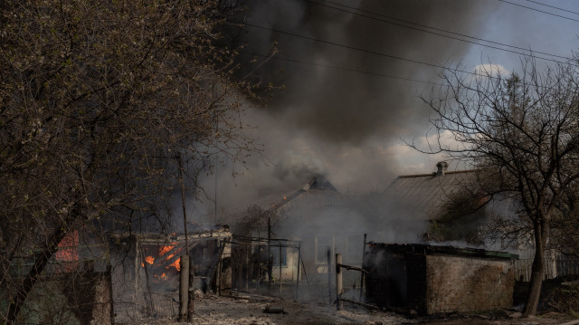 De la fumée s'élève des maisons en feu après une attaque dans le village de Chernihivka du district de Pokrovsk, à environ 25 km au nord de la capitale du district, dans la région de Donetsk, le 22 avril 2025, lors de l'invasion russe de l'Ukraine.