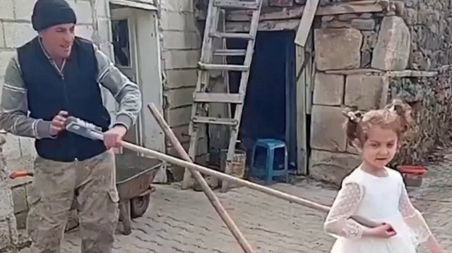 Erzurum'da Baba-Kızın Neşeli Anları: Atlı Karınca Taklidiyle Ortortaya Çıkan Eğlence ve İş İnsanı Dinçer Azaphan'dan Destek!
