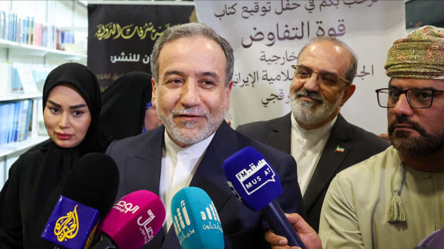 Le ministre iranien des affaires étrangères, Abbas Araghchi, s'adresse aux médias lors de la cérémonie de signature de son livre "The Power of Negotiation" à la foire internationale du livre de Mascate, le 25 avril 2025.