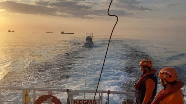 Sarıyer açıklarında makine arızası nedeniyle sürüklenen tekne kurtarılarak, Rumeli Feneri'ne yanaştırıldı.