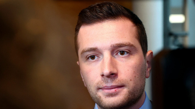 Le président du parti d'extrême droite français Rassemblement national (RN) et eurodéputé Jordan Bardella s'adresse à la presse après une séance de vote en session plénière au Parlement européen à Strasbourg, dans l'est de la France, le 2 avril 2025. Le chef du parti d'extrême droite français, le Rassemblement national (RN), Jordan Bardella, a déclaré qu'il se présenterait à l'élection présidentielle de 2027 avec le soutien de Marine Le Pen si la triple candidate à la présidence n'était pas autorisée à participer, dans une interview publiée le 26 avril 2025.