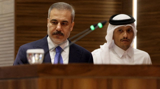 Le Premier ministre et ministre des Affaires étrangères du Qatar, Sheikh Mohammed bin Abdulrahman Al-Thani (à droite), et le ministre des Affaires étrangères de la Türkiye, Hakan Fidan, arrivent pour donner une conférence de presse conjointe à l'annexe Amiri Diwan à Doha, le 27 avril 2025.