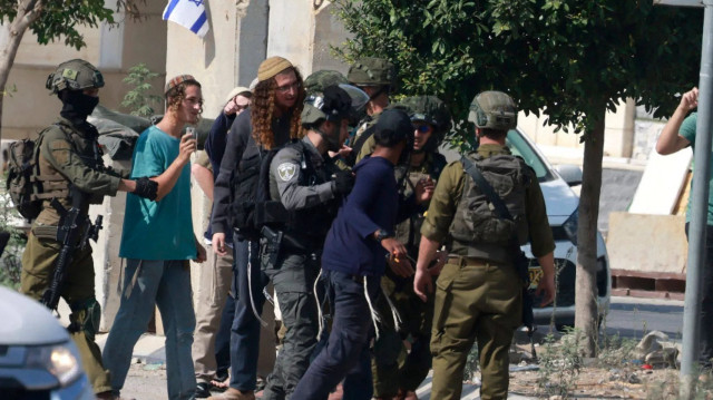 مستوطنون إسرائيليون يدمرون مدرسة فلسطينية جنوبي الضفة
