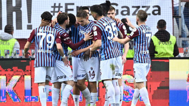 Trabzonspor'un gol sonrası yaşadığı sevinç.