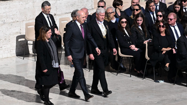 Le président du parlement turc, Numan Kurtulmus assistant à la cérémonie de funérailles du Pape François sur la place Saint-Pierre au Vatican.