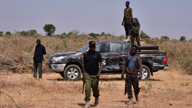 Les forces de sécurité nigérianes sont vues sur le site d'une attaque de sabotage prétendument perpétrée par Boko Haram contre des infrastructures électriques à la périphérie de Maiduguri, le 12 février 2021.