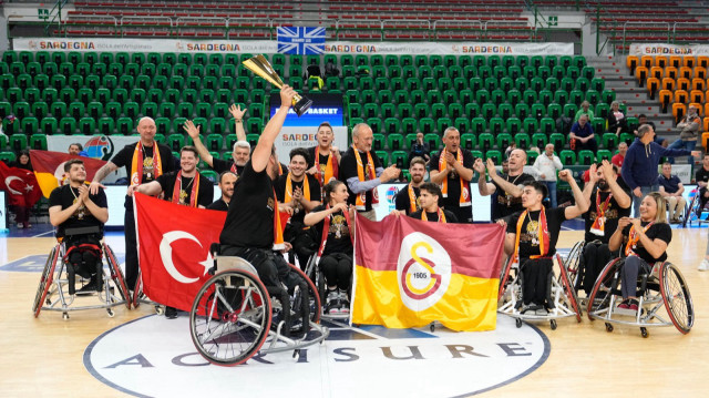 Galatasaray Tekerlekli Sandalye Basketbol Takımı şampiyonluğu böyle kutladı.